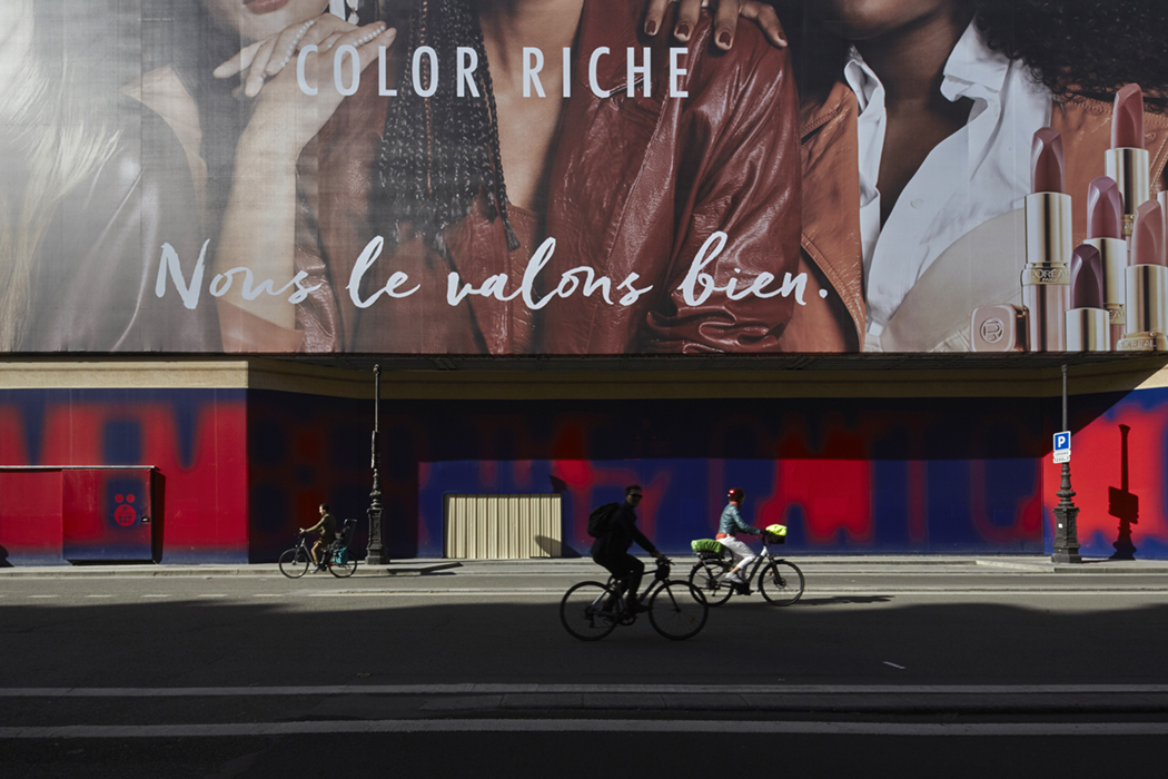 Thierry Sauvage: Thierry Sauvage photographe architecture Musée du Louvre rue de rivoli publicité color riche l'oréal panneau publicitaire