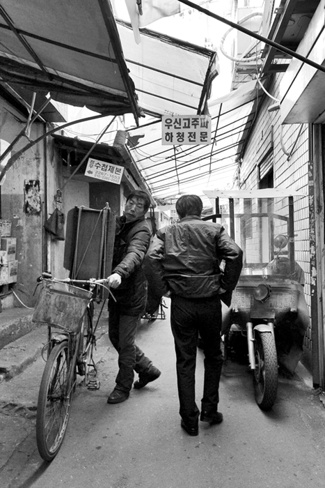Thierry Sauvage: Thierry Sauvage photographe landscape streetlife Makercity Sewoon Seun Sangga Séoul architecture immeuble 1966 vocation commercial corée du sud reportage documentaire 